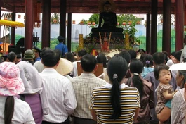 Bắc Ninh: Chen chân đảnh lễ Phật Ngọc ngày đầu tại  Phật Tích